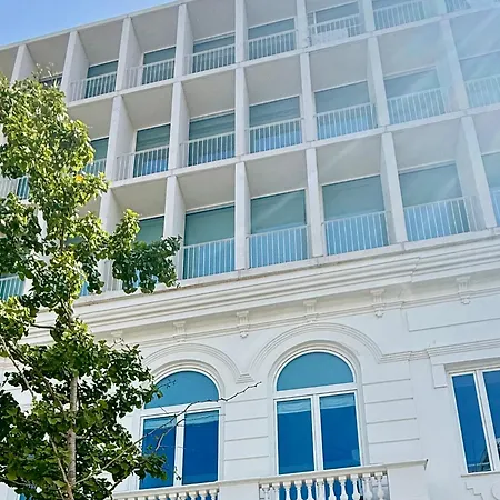 White Garden Apartment
